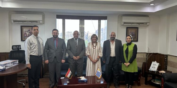 رئيس الخدمات البيطرية يلتقى سفيرة أوروجواي بالقاهرة لبحث التعاون في الثروة الحيوانية 1 الخدمات البيطرية