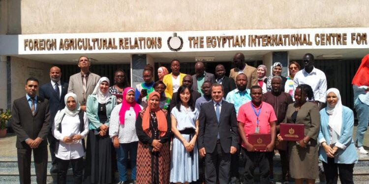 تخريج 15 مبعوثا من 11 دولة افريقية من برنامج تبني استراتيجيات زراعة الأرز في ظل التغيرات المناخية في إفريقيا