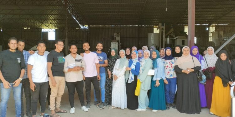مديرية الزراعة بدمياط تنظم زيارة ميدانية لطلبة كلية الزراعة لأحد مصانع الأعلاف 1 مديرية الزراعة بدمياط تنظم زيارة ميدانية لطلبة كلية الزراعة لأحد مصانع الأعلاف