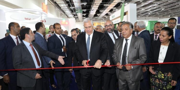 وزير الزراعة يؤكد على النهضة التى تشهدها مصر في مجال الزراعة خلال السنوات التسع الماضية 1 وزير الزراعة