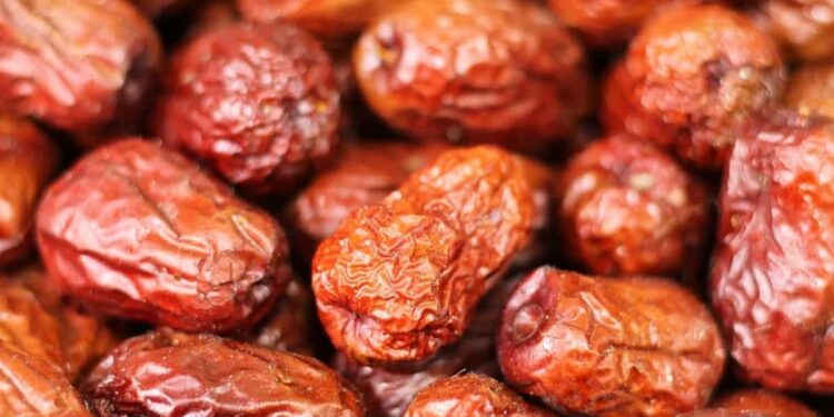 التمر.. فوائد صحية وغذائية وعلاج رباني لـ"الأنيميا وفقر الدم" 1 التمر