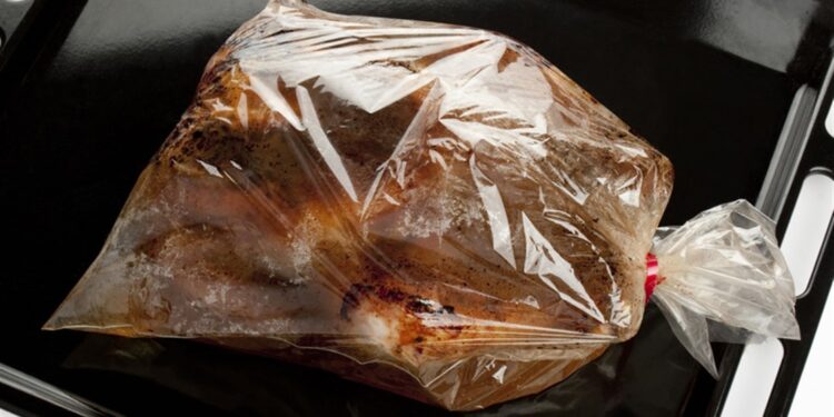 محاذير واشتراطات حفظ الأطعمة داخل العبوات والأكياس البلاستيكية 1 حفظ الأطعمة