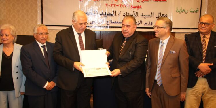 وزير الزراعة يكرم أفضل منتجي القمح ويشهد ختام فعاليات الحملة القومية للنهوض بالمحصول 1 وزير الزراعة