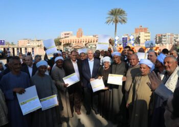 وزير الزراعة يسلم 177 جرار  ومعدات وآلات الزراعية ومشروعات صغيرة للجمعيات والمزارعين