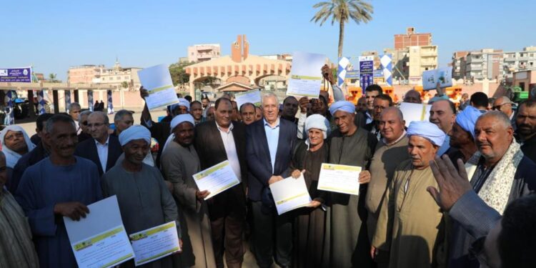 وزير الزراعة يسلم 177 جرار ومعدات وآلات الزراعية ومشروعات صغيرة للجمعيات والمزارعين 1 وزير الزراعة يسلم 177 جرار  ومعدات وآلات الزراعية ومشروعات صغيرة للجمعيات والمزارعين