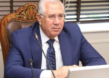 وزير الزراعة يتابع مع قيادات الوزارة موسم زراعة القمح وتوزيع الأسمدة وتطهير الترع ومنع التعديات