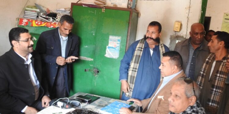 وكيل وزارة الزراعة بالمنيا يتابع صرف الأسمدة للمزارعين