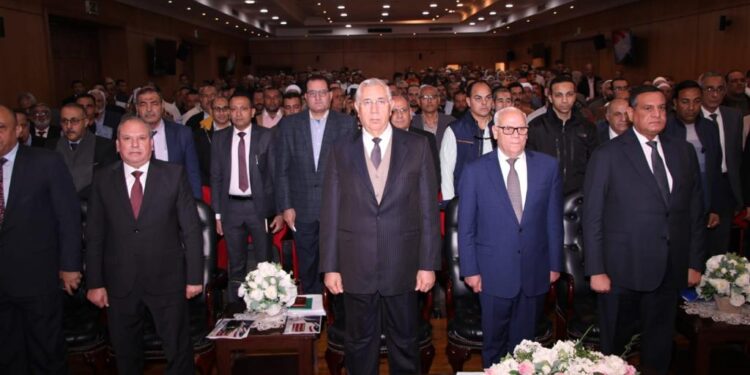 وزيرا ” الزراعة “و ” التنمية المحلية” و “محافظ بورسعيد” يشهدون احتفالية تسليم العقود للمنتفعين بالأراضي الزراعية
