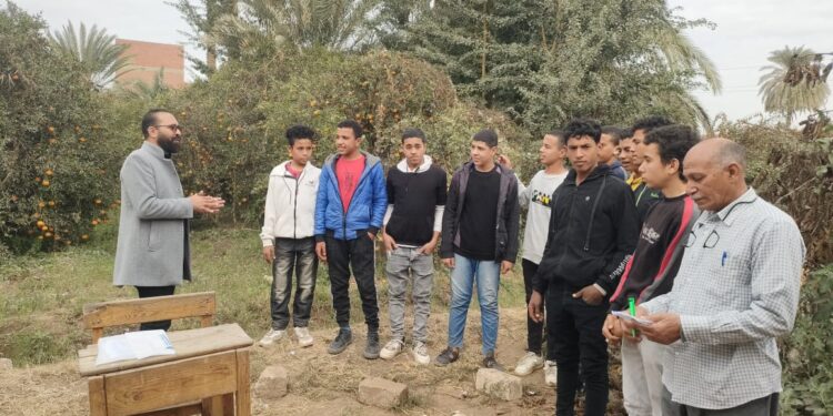 "أهمية عمليات خدمة النخيل" مدرسة حقلية بالمعمل المركزي للنخيل بالمنيا 1 النخيل