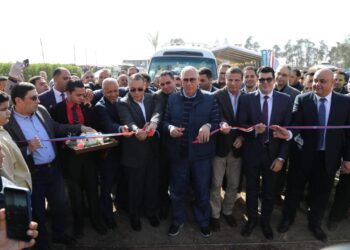 وزير الزراعة ومحافظ الشرقية يطلقان مبادرة احلم لتمويل رؤوس الأبقار الحلاب عالية الإنتاجية لصغار المربين 2 وزير الزراعة