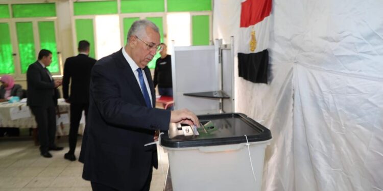 وزير الزراعة يدلي بصوته في الانتخابات الرئاسية ويدعو الفلاحين والمزارعين للمشاركة في اختيار رئيس مصر 1 وزير الزراعة