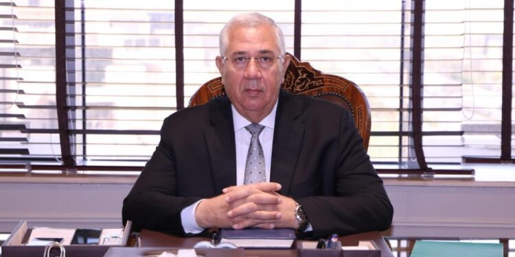 وزير الزراعة يتابع حصر القمح ومنظومة الأسمدة مع قيادات الوزارة 1 فرق إرشادية