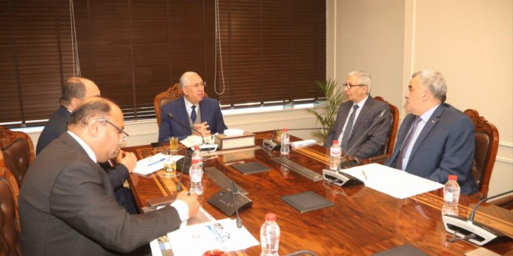 وزير الزراعة يتابع ملفات حماية البحيرات وتنمية الثروة السمكية 1 وزير الزراعة