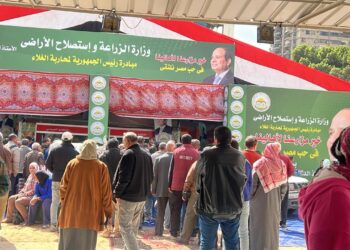 إقبال كبير من المواطنين على معرض خير مزارعنا لأهالينا