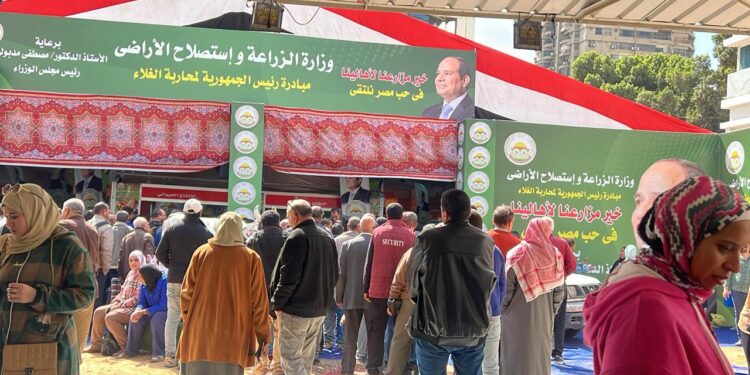 إقبال كبير من المواطنين على معرض خير مزارعنا لأهالينا 1 إقبال كبير من المواطنين على معرض خير مزارعنا لأهالينا