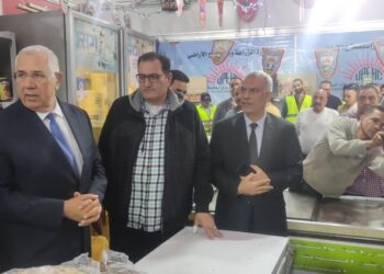 وزير الزراعة يتفقد معرض وزارة الزراعة للسلع الغذائية خير مزارعنا لأهالينا