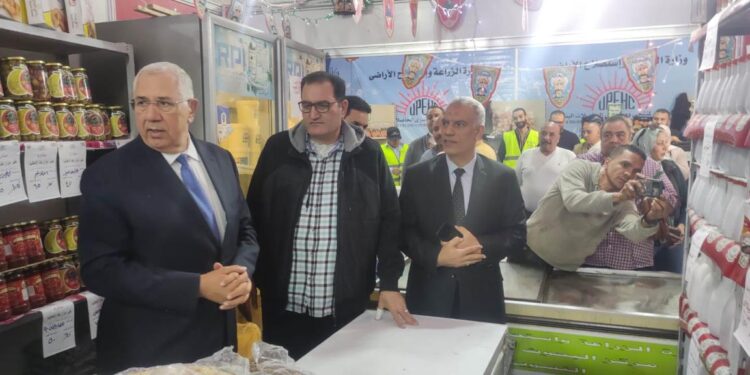 وزير الزراعة يتفقد معرض وزارة الزراعة للسلع الغذائية خير مزارعنا لأهالينا 1 وزير الزراعة يتفقد معرض وزارة الزراعة للسلع الغذائية خير مزارعنا لأهالينا