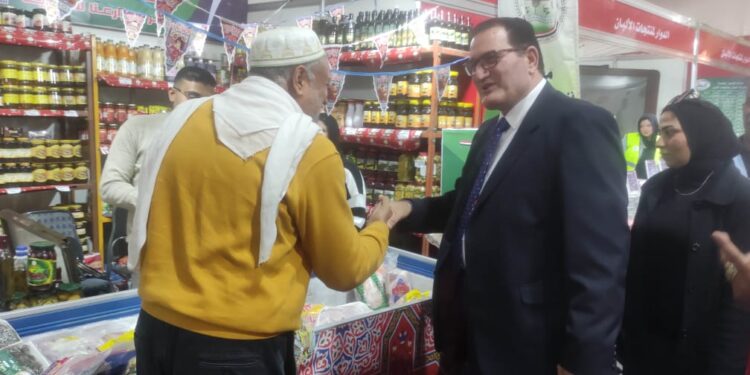 لليوم الرابع.. إقبال كبير علي معرض "خير مزارعنا لأهالينا" 1 لليوم الرابع.. إقبال كبير علي معرض “خير مزارعنا لأهالينا”