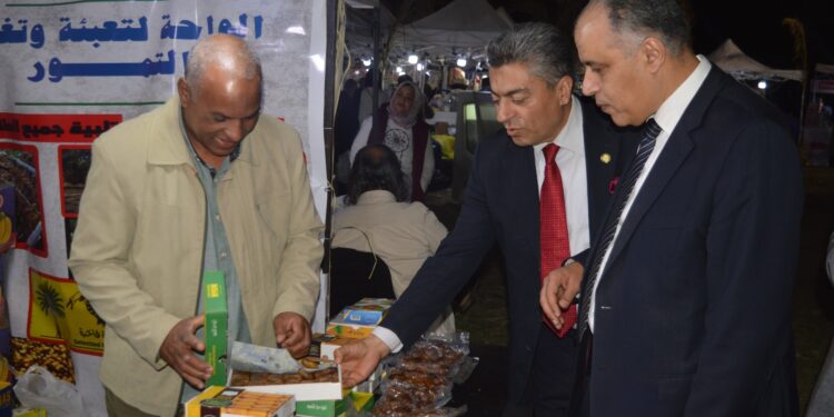 د. علاء عزوز يتفقد مهرجان التمور ويؤكد اهتمام الدولة بالنهوض بمحصول النخيل 1 مهرجان التمور