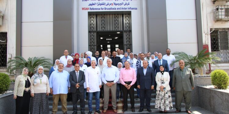 وزير الزراعة يلتقي الباحثين في معامل معهد صحة الحيوان والمبيدات 1 وزير الزراعة