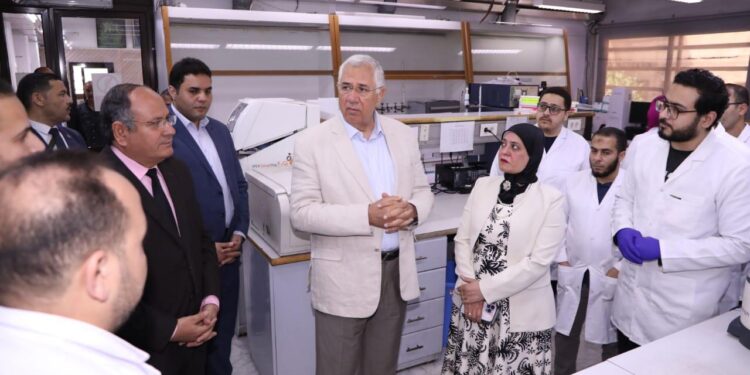 وزير الزراعة يتفقد معامل معهد الصحة الحيوانية ومتبقيات المبيدات 1 وزير الزراعة