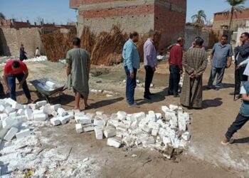 إزالة فورية للتعديات بمركز منفلوط