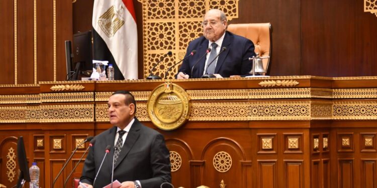 آمنة: حرمان 88 ألف مخالف من الدعم التمويني و عزل 70 قيادة عن وظائفهم وإحالة 378 عامل للنيابة  للتحقيق لتقاعسهم في مواجهة التعديات علي الأراضي الزراعية  1 اللواء هشام آمنة خلال مشاركتة بمجلس الشيوخ