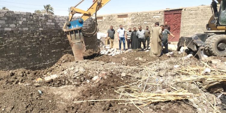 زراعة أسيوط تزيل ٤ حالات تعدي على الأراضي الزراعية بمركز أبوتيج 1 إزالة التعديات بزراعة أسيوط