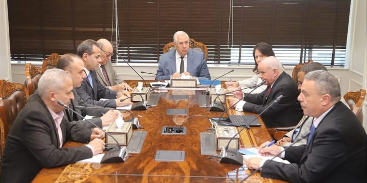 وزيرالزراعة يبحث كيفية الاستفادة من البحث العلمى فى مكافحة الآفات الزراعية 1 وزير الزراعة يبحث تطبيقات البحث العلمي في مكافحة الآفات