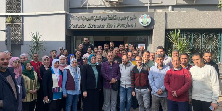 مشروع مكافحة العفن البني في البطاطس تواصل فحص عينات التصدير خلال اجازة شم النسيم وعيد العمال 1 العفن البني