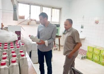 وكيل زراعة أسيوط يتفقد معمل خصوبة التربة