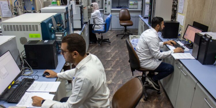"متبقيات المبيدات" يفحص أكثر من 3000 شهادة وعينة من الشحنات الصادرة والمستوردة 1 المعمل المركزية للمتبقيات الزراعية
