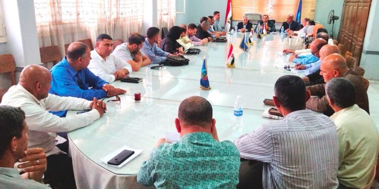 "وكيل زراعة البحيرة" يجتمع بمسئولى المحافظة والوحدات المحلية لتحديد الكتل السكنية المطلوب التصالح عليها 1 وكيل زراعة البحيرة يجتمع بلجنة تحديد الأحوزة العمرانية
