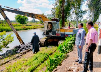 وكيل زراعة البحيرة يتابع تطهير الترع