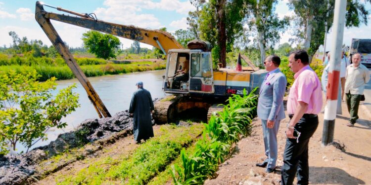 زراعة البحيرة تتابع تطهير الترع بمراكز ايتاى البارود وشبراخيت والرحمانية 1 وكيل زراعة البحيرة يتابع تطهير الترع