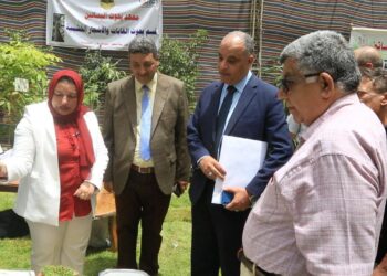 استمرار توافد الزائرين على معرض زهور الربيع بالدقي