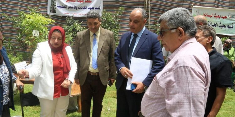 استمرار توافد الزائرين على معرض زهور الربيع بالدقي 1 استمرار توافد الزائرين على معرض زهور الربيع بالدقي