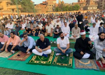 بالصور.. “القصير” يؤدي صلاة عيد الأضحي مع أهالي قريته بالغربية