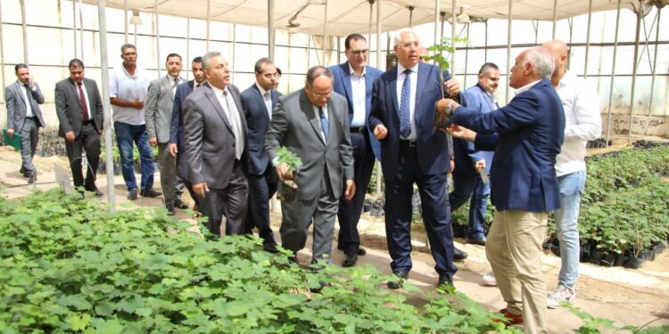 وزير الزراعة يتفقد معمل سمارت لاب لتشخيص الأمراض النباتية 1 وزير الزراعة