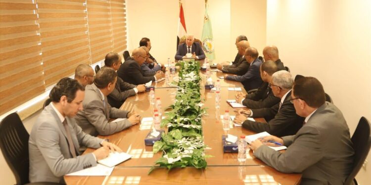 "القصير" يبحث مع المدير التنفيذي لجهاز مستقبل مصر تنسيق التعاون لتحقيق رؤية الدولة الاستراتيجية 1 اجتماع السيد القصير وزير الزراعة و د. بهاء الغنام