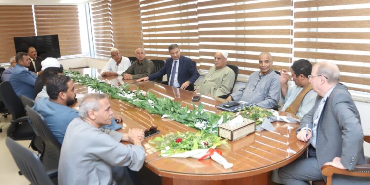 وزير الزراعة يواصل استقبال المزارعين بمكتبه في العاصمة الإدارية الجديدة 1 وزير الزراعة يواصل استقبال المزارعين بمكتبه في العاصمة الإدارية الجديدة