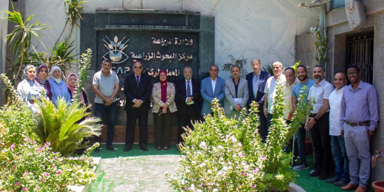 رئيس البحوث الزراعية يجتمع بالباحثين بالمعمل المركزي لتحليل متبقيات المبيدات 1 اجتماع مركز البحوث الزراعية