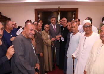 «علاء فاروق» يلتقي عددًا من المزارعين في أول يوم عمل له بالوزارة