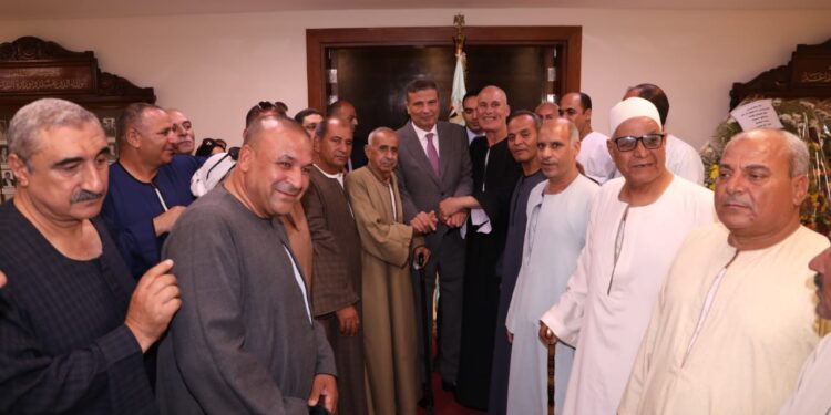 «علاء فاروق» يلتقي عددًا من المزارعين في أول يوم عمل له بالوزارة 1 «علاء فاروق» يلتقي عددًا من المزارعين في أول يوم عمل له بالوزارة