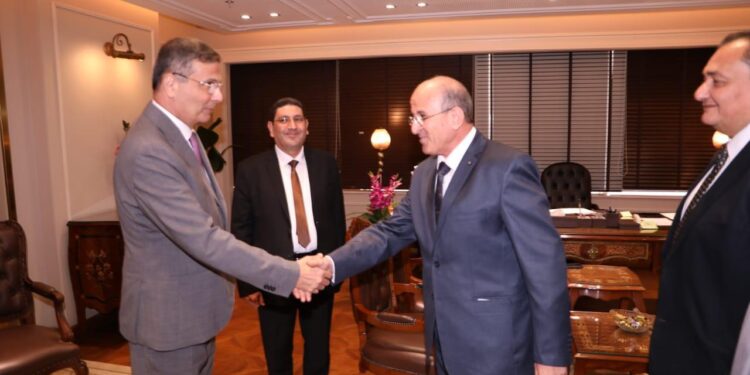 وزير الزراعة يستقبل المهنئين ويجتمع بقيادات الوزارة ويؤكد على استكمال خطط التنمية الريفية والتطوير للوزارة 1 وزير الزراعة