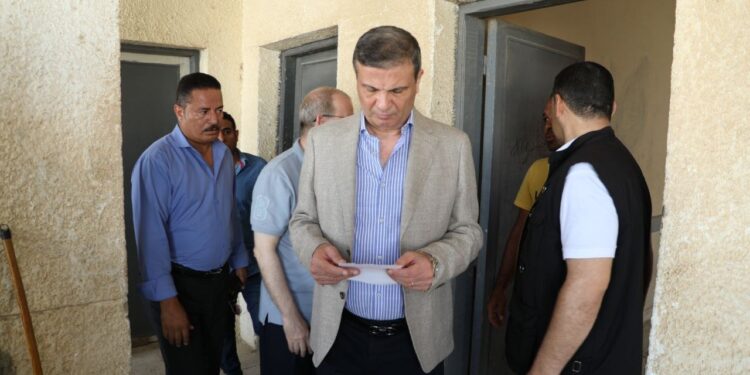 وزير الزراعة يفاجئ الجمعيات الزراعية بالبحيرة والمنوفية لمتابعة توافر الاسمدة 1 جولة مفاجئة لوزير الزراعة