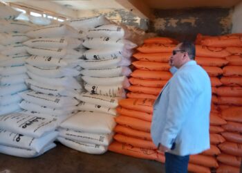 رئيس استصلاح الأراضي يتابع صرف الأسمدة