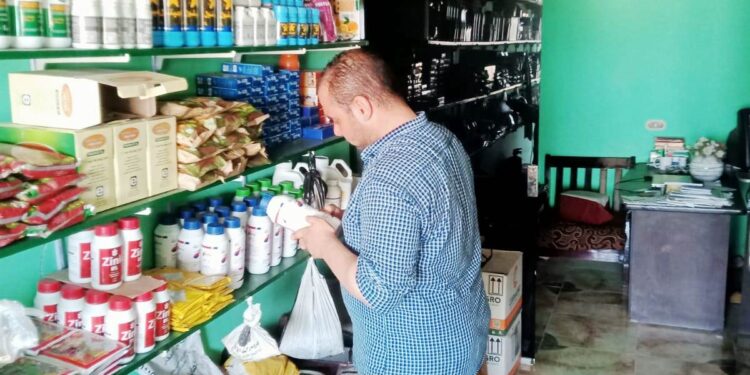 زراعة البحيرة : ضبط 183 عبوة مبيدات ومخصبات غير مسجلة و200 قرص حبوب غلال 1 زراعة البحيرة تقوم بحملة تفتيشية على محلات المبيدات
