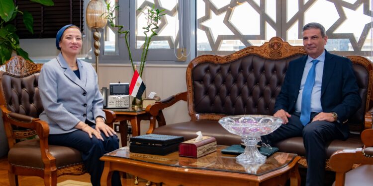 وزيرا الزراعة والبيئة يبحثان الاستفادة من قش الأرز والإجراءات الاستباقية لمواجهة ظاهرة السحابة السوداء 1 وزيرا الزراعة والبيئة يبحثان الاستفادة من قش الأرز والإجراءات الاستباقية لمواجهة ظاهرة السحابة السوداء