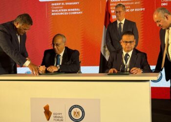 برتوكول تعاون بين مركز بحوث الصحراء وشلاتين للثروة المعدنية